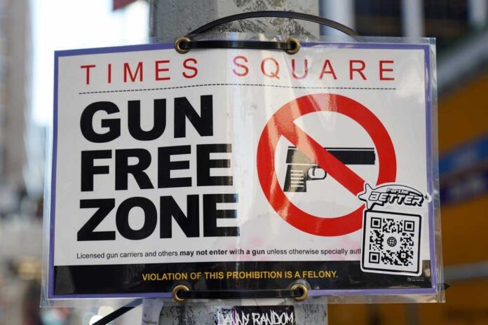New,York,-,November,3,,2022:,Times,Square,Gun,Free