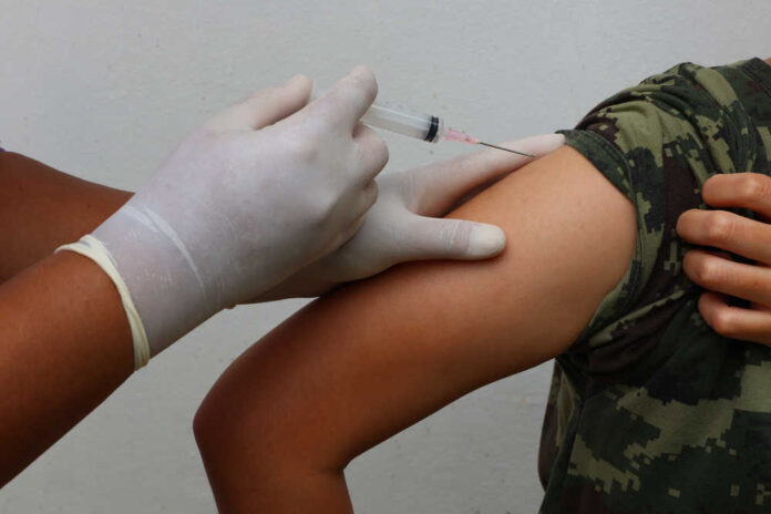 Doctor,Is,Giving,Injection,To,Soldiers.,Vaccination,Concept,To,Prevent