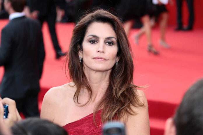 Venice,,Italy,-,August,31:,Cindy,Crawford,During,The,'